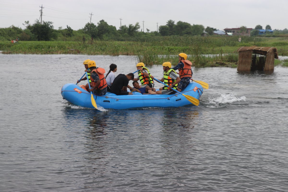 NepaliArmyHQ's tweet image. सुनसरी जिल्ला विपद् व्यवस्थापन समिति लगायतका सरोकारवालासँगको सहकार्यमा कृष्णदल गणले आश्विन १७ गते कोशी-४ मा बाढी, भुकम्प र आगलागीमा आधारित Simulation Exercise सञ्चालन गरेको छ ।
#NepaliArmy #SimulationExercise #KrishnadalBn