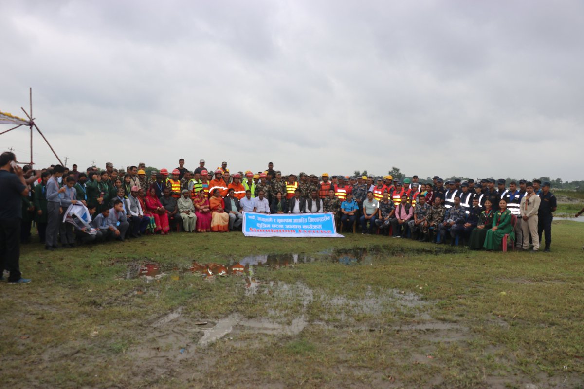 NepaliArmyHQ's tweet image. सुनसरी जिल्ला विपद् व्यवस्थापन समिति लगायतका सरोकारवालासँगको सहकार्यमा कृष्णदल गणले आश्विन १७ गते कोशी-४ मा बाढी, भुकम्प र आगलागीमा आधारित Simulation Exercise सञ्चालन गरेको छ ।
#NepaliArmy #SimulationExercise #KrishnadalBn