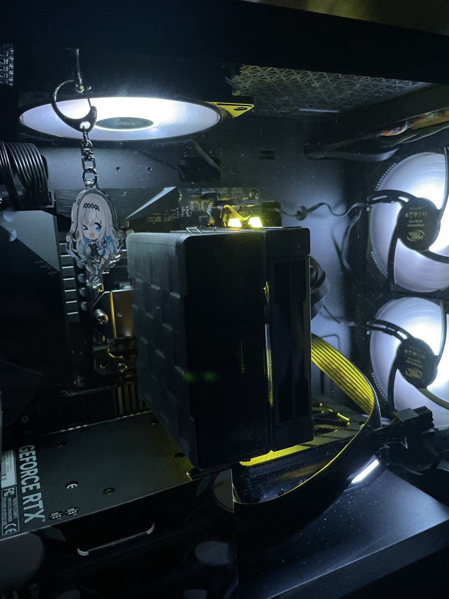 obaken_game's tweet image. アクキーが先にきた！こういうの初めてだから新鮮💎のちパソコン内にぶら下げたんだけど写真手前か、右奥か悩む〜
モンスターのキーホルダーも下げてたから新しいフック買ってこよ🪝

#LiPE