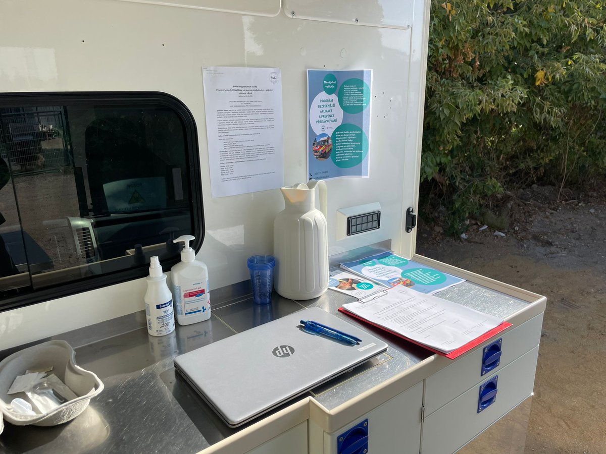 Už zítra v Podané kavárně na adrese Hilleho 5 v 10:00 hodin uspořádáme tiskovou konferenci k otevření první mobilní aplikační místnosti v ČR. 

O akreditace prosím pište na public@podaneruce.cz