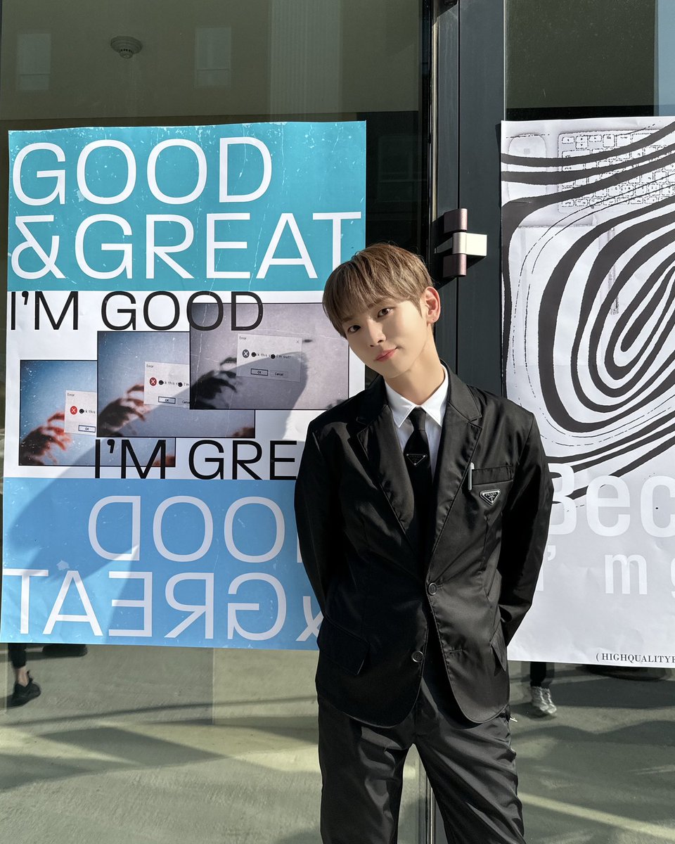 SHINee's tweet photo. 💼👍🏻📸

#KEY #키 
#SHINee #샤이니
#Good_and_Great
#KEY_Good_and_Great
#MV #Behind https://t.co/p21C0RSgTI