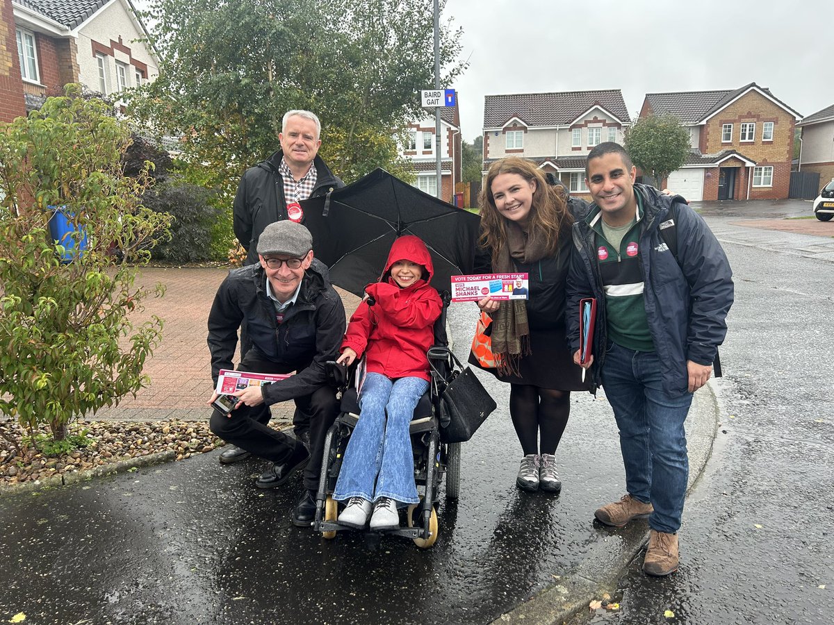Out on the doors this morning for @mgshanks in great company! @patmcfaddenmp @GlasgowPam @miladamini123 and Iain! Voters braving the rain to vote @ScottishLabour for a #FreshStart ☔️🗳️