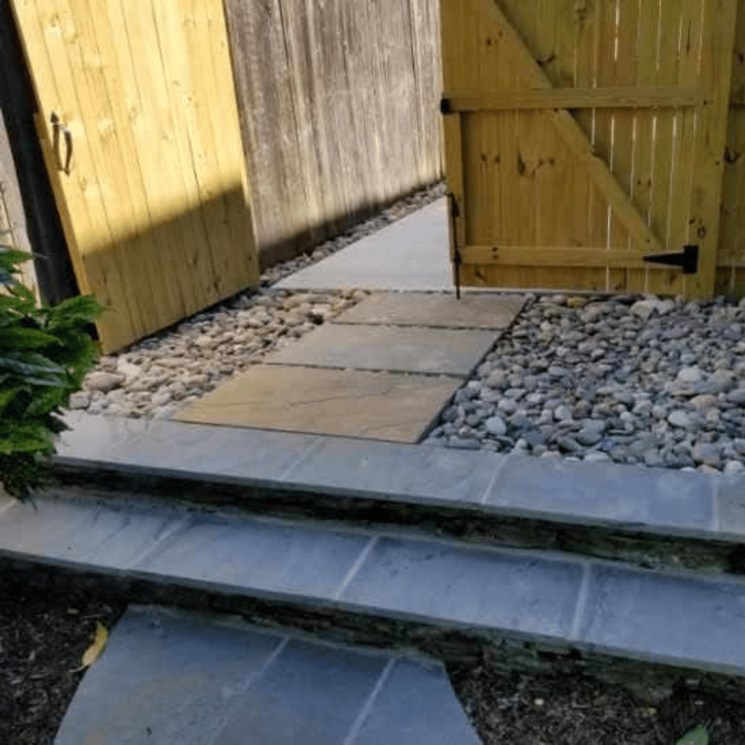 Stonescaping's tweet image. 🌿✨ Mixing and matching materials like a boss! 

From river rock to flagstone, wooden fences to concrete pathways – our designers know how to create the perfect blend for your yard. 

Let's pick the perfect look together! 👷‍♂️🎨 

#LandscapeDesign #MaterialMix #OutdoorStyle