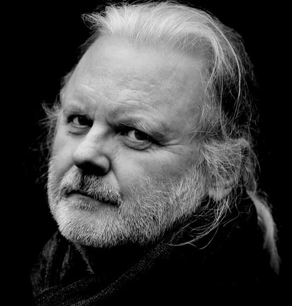 Premio #NobelDeLiteratura2023 🇸🇯🎖️para: Jon Fosse (29 de septiembre de 1959)  escritor y dramaturgo noruego.

 “Quizá la buena literatura tenga algo que ver con aprender a morir”. ✍️