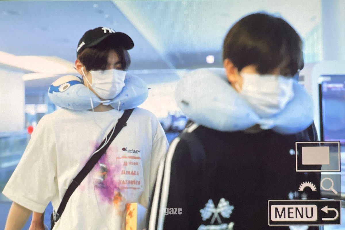 gazewkj's tweet photo. 231005 HND
#우경준 #kyungjun #장현수 #hyunsoo
#tnx #thenewsix 

전설의 포켓몬 트레이너 장현수선생..🧍🏻‍♂️
그리고 그의 제자 우경준학생..🧍🏻 https://t.co/YkGgzC2CgD