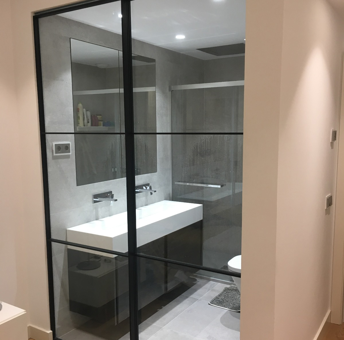 CRL_Europe's tweet image. Create the ideal interior door system with CRL Brooklyn, combining the minimalistic style of a matte black frame with a door design that makes the very best use of natural light within a home. 
.
#partition #slidingpartition #slidingdoor