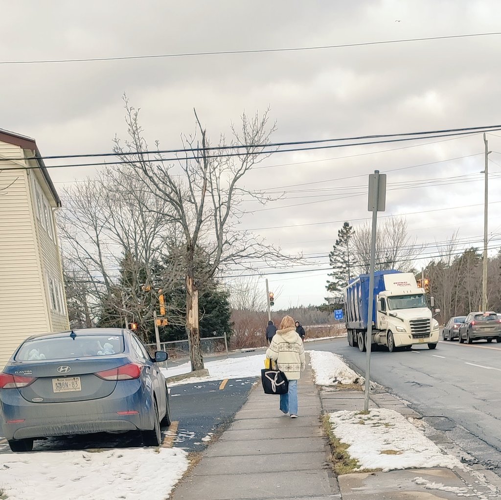 Un matin de panique (froid,enfant malade,chômage...) à l'arrêt de bus une Dame inconnue s'est approchée m'a remis une rose rouge et m'a dit "everything will be alright ".

Je pense que c'était une bonne fée. Car elle avait raison. TOUT VA BIEN !

Je garderai ce souvenir à jamais!