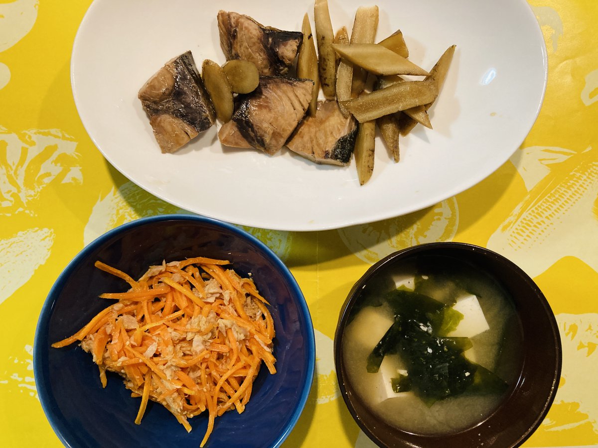 frishapp's tweet photo. 魚食べたいけど面倒…な時こそ”ぶりごぼう”🐟
・ぶりごぼう
・にんじんとツナのラぺ
・豆腐とわかめの味噌汁
ぶりは青魚でも栄養価トップクラス👑
ぶり大根のように大きな鍋も必要なし!
煮る時間も短縮できて美味しくて一石三鳥😆
#frish #献立 #おうちごはん #料理好きな人と繋がりたい #料理記録 https://t.co/r4cv8yk9HJ