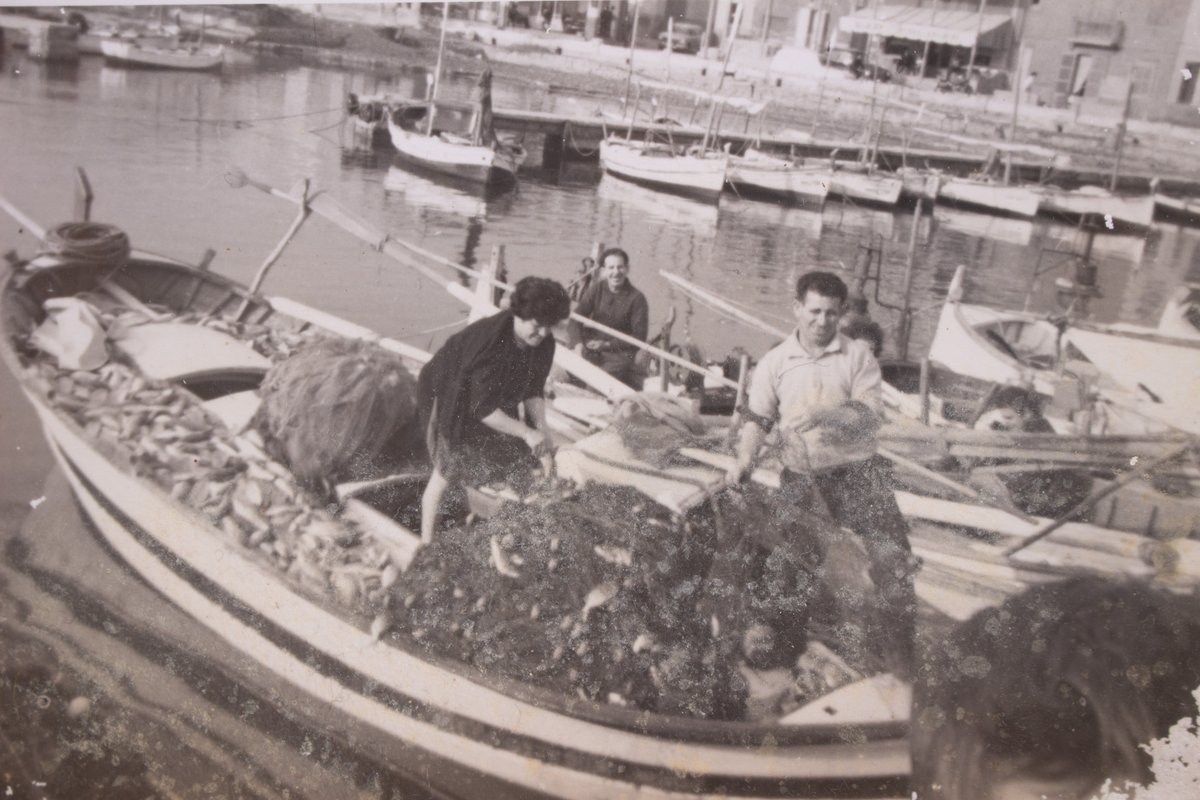 Veus res d'especial en aquesta fotografia?👀📸

Avui obrim fil 🪡amb la història d'un dels costums més tristos que hem descobert fent recerca al barri del Molinar.