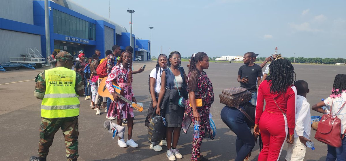 UNHCRSouthernAF's tweet photo. ✅Boarding a plane to return home voluntarily. 
✅72 refugees on the way to Kinshasa. 
✅This is the first group to participate in voluntary repatriation from Angola to the Democratic Republic of the Congo this year. 
@UNPeaceBuilding
#volrep

📸UNHCR/ Lina Ferreira https://t.co/jkLQvnelha