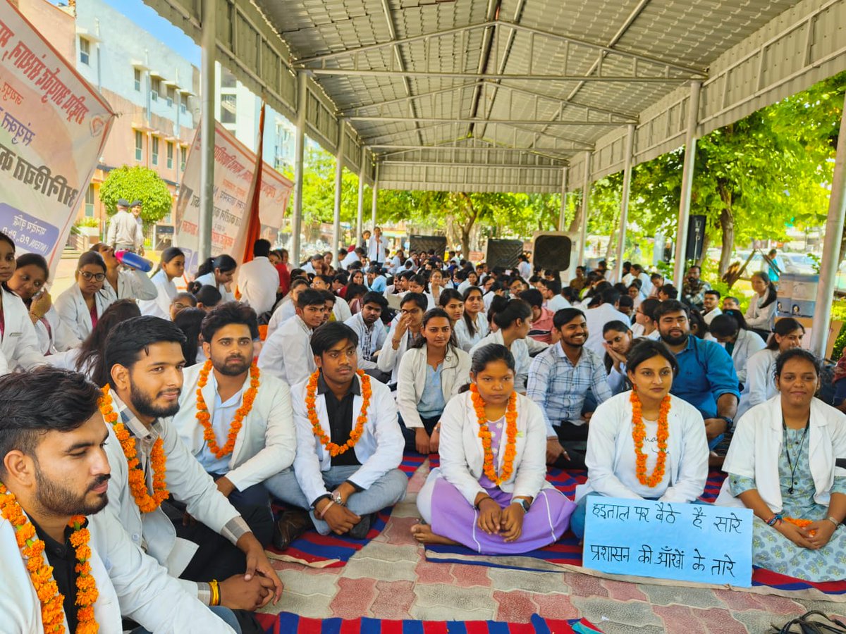 DRARVINDFOUJDAR's tweet photo. तपती गर्मी भारी है, संघर्ष हमारा जारी है।
नहीं रूकेंग नही झुकेंगे, हक के लिया हम लड़ेंगे।।

फीस वृद्धि,छात्राओं को शून्य हॉस्टल सीट,न्यूनतम stipend, मानसिक कष्ट। 
#Nia_Stipend
@DainikBhaskar 
@moayush 
@NIAJaipur 
@sarbanandsonwal https://t.co/94Ljj0Lnia