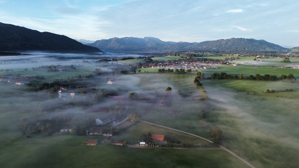 Der junge Morgen im bayerischen Reichersbeuern bei einer Tiefsttemperatur von 2,7 Grad.

via <a href="/_andreasmoser_/">Andreas Moser</a>
