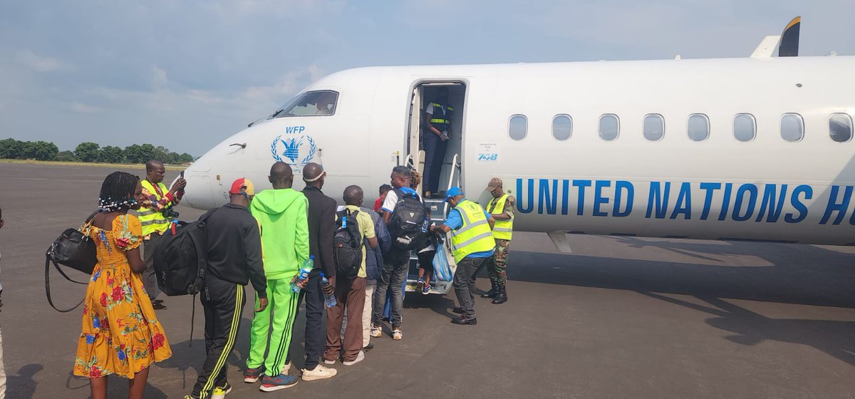 UNHCRSouthernAF's tweet photo. ✅Boarding a plane to return home voluntarily. 
✅72 refugees on the way to Kinshasa. 
✅This is the first group to participate in voluntary repatriation from Angola to the Democratic Republic of the Congo this year. 
@UNPeaceBuilding
#volrep

📸UNHCR/ Lina Ferreira https://t.co/jkLQvnelha