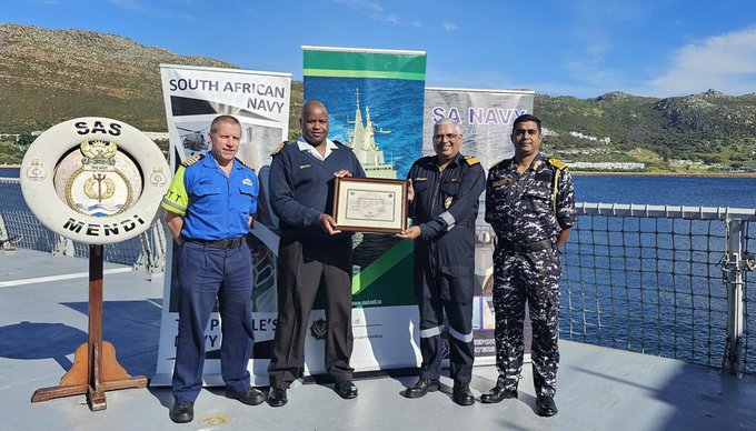 india_narrative's tweet photo. A team from Headquarters Sea Training (HQST) of #IndianNavy commenced Joint Operational Sea Checks & Safety Audit of #SouthAfricanNavy Frigate at Simon's Town South Africa in collaboration with SAN: @indiannavy
#INDefence #BridgesofFriendship @hci_pretoria https://t.co/QgVZxlp32V