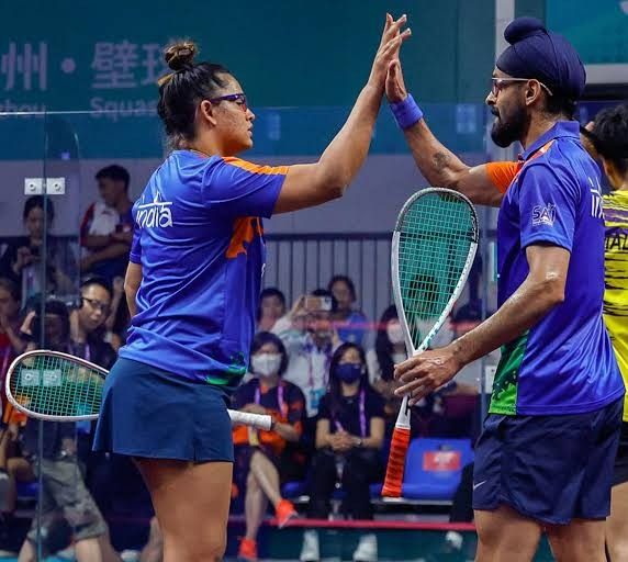 kssiddhu's tweet photo. Another #Gold in #squash mixed double. #Harinder Pal Singh Sandhu & #DeepikaPallikal does it and win🥇.
#India scripts history by winning the first ever GOLD in this event.
#Gold #Squash #AsianGames2022 #AsianGames2023 #AsianGames2023medals https://t.co/nJw1qRRC26