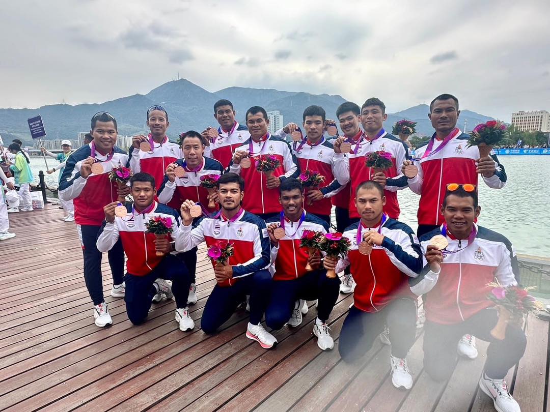 MainStand2018's tweet photo. ทัพนักกีฬา #เรือยาวมังกร ทีมชาติไทย ระยะ 500 เมตร คว้าเหรียญทองแดงจากประเภททีมชายด้วยเวลา 02:09.822 วินาที ส่วนในประเภททีมหญิงพายเข้าเส้นชัยอันดับที่ 4 เข้าเส้นชัยด้วยเวลา 2:24.907 วินาที

เรือยาวมังกรเหลือแข่งขันอีก 1 วัน ในระยะ 1,000 เมตรในวันพรุ่งนี้ (6 ต.ค.66) #เอเชียนเกมส์ https://t.co/5taOZDdNOc