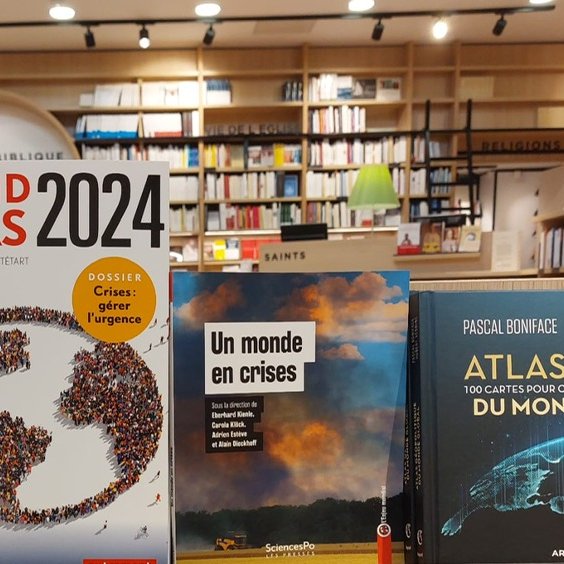 Merci🙏@laprocure rue de Mézières pour cette valorisation d' « Un monde en crises », Eberhard Kienle, Carola Klöck, @adrienesteve, Alain Dieckhoff (dir.) (@CERI_SciencesPo, @sciencespo) @jaffrelotc, @helene_thiollet, #Geopolitics bit.ly/3YUiHIp