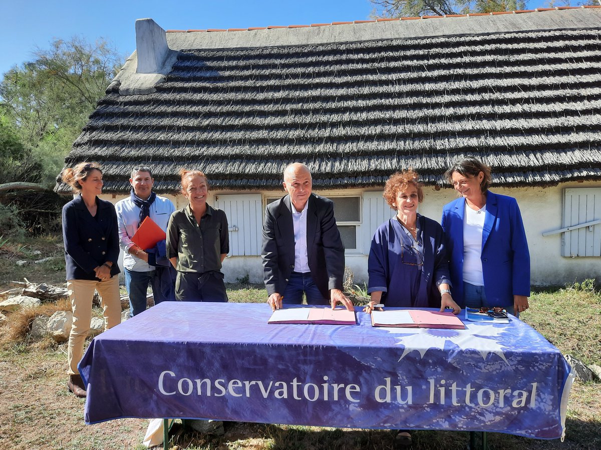 littoral_cdl's tweet image. Signature en Camargue d'une convention de partenariat entre le @littoral_cdl et #RéservesNaturellesdeFrance👉Affirmer leur complémentarité, collaborer pour la protection et la préservation de la #nature et du #littoral, et valoriser leurs expériences communes. #protégerlelittoral