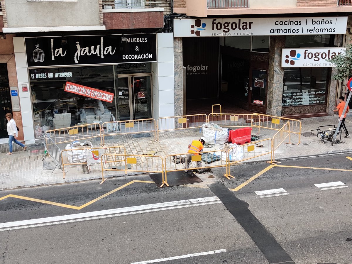 Titus_Tutatis's tweet photo. @zaragoza_es @policiazaragoza @SoydeZaragoza + de 2 meses en la avda Valencia con la misma obra abriendo y cerrando los mismos agujeros, sin dormir por las planchas metálicas, y hoy sin haber acabado empezamos otra vez?. Eso es planificación. De vergüenza. https://t.co/lkHtBmUl0F