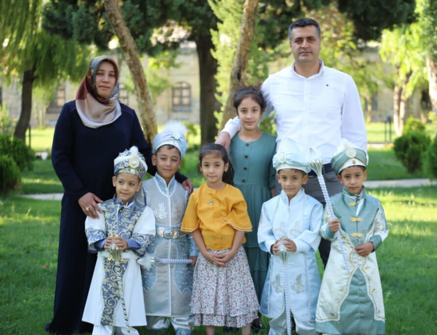 Hastalr_Tutuklu's tweet photo. Sn. @gergerliogluof, beşizler için vicdanlara seslendi:

"Bu çocuklar beşiz doğdu. Birinin beyninde şant var, şantı annesi yönetiyor. Diğerinin gözlerinde sorun var. İktidardan korkan hakim vicdansızca ana babayı tutukladı. Allah'tan korkun!"

#esraerol #borsa #benzin #dolar https://t.co/zeeP2qtbEY