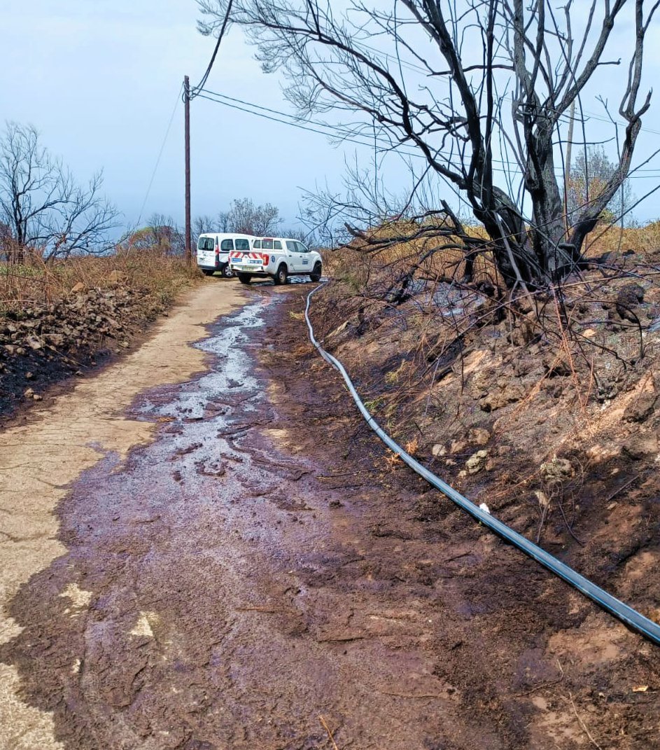 Ayer estuvimos trabajando en una zona de difícil acceso en #ElSauzal 🛻 para reparar provisionalmente una tubería afectada por el #IFTenerife 🔥 
Tuvimos que sustituir varios tramos de tubería 🧑‍🏭

¡Mucha fuerza a tod@s l@s que luchan contra el fuego! 💪