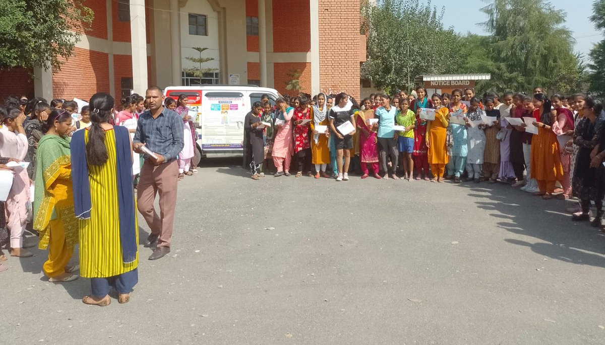 DIPROFatehabad's tweet image. जागरूकता वाहन के माध्यम से स्पॉन्सरशिप व फोस्टर केयर स्कीम बारे विद्यार्थियों व आमजन को किया जागरूक
@wcdhry के निर्देशानुसार बाल संरक्षण इकाई टीम ने भी नागरिकों को दी पोक्सो व जेजे एक्ट, एडॉप्शन आदि स्कीमों की जानकारी
@MinistryWCD @fatehabadpolice @KamleshDhanda1 @SurjeetBajia