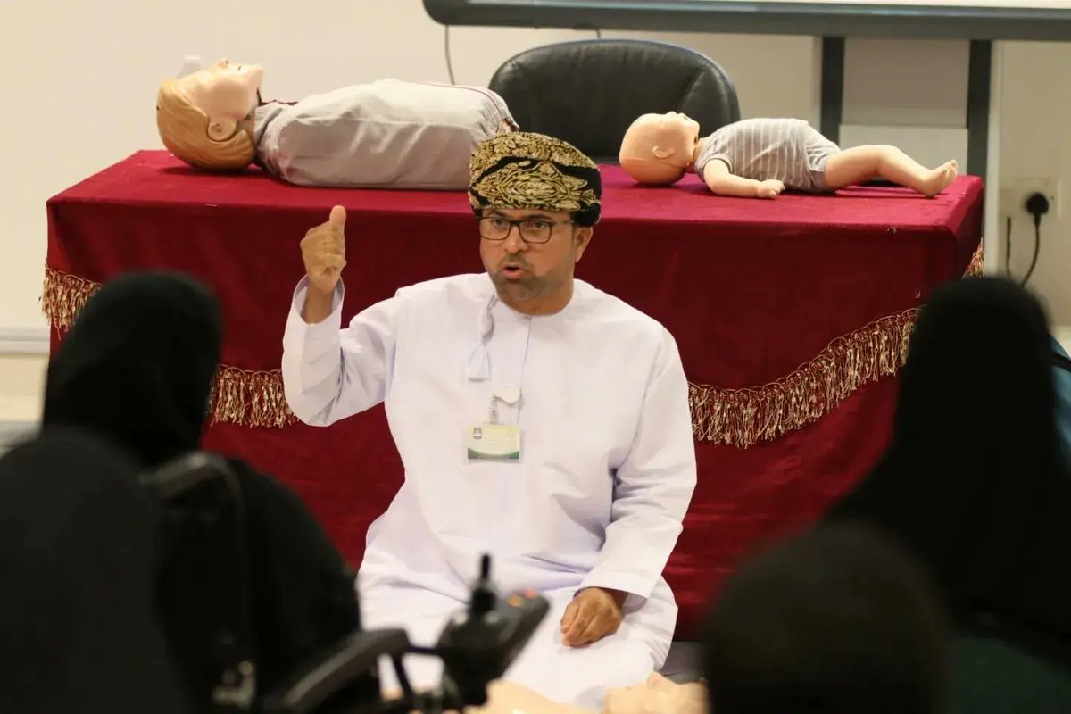 #يحدث_الآن
 ورشة عمل الإسعافات الأولية والإنعاش القلبي الرئوي لطلبة وموظفي الجامعة من تنظيم عيادة فرع الجامعة @UTASIBRI  بالتنسيق مع القسم التطوير والتوجيه المهني بـ @DGHS_DHAHAHIRAH