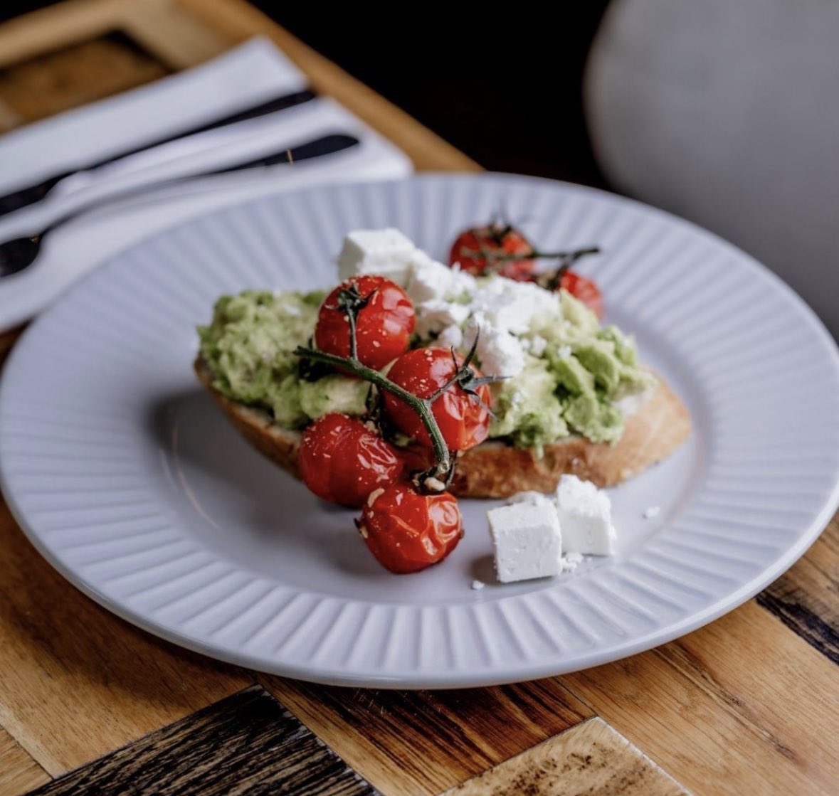 TurksHeadTW1's tweet image. 🌞🥂 And just like that BRUNCH is live! Join us Monday - Saturday from 11am - 3pm for a delightful brunch experience. With a weekend of sports and sunny weather ahead, it's the perfect time to visit! See you soon! 🍳🌞 #BrunchTime #WeekendVibes