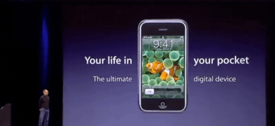 Steve Jobs dijo:

"La persona más poderosa del mundo es el storyteller".

Steve conocía el poder del storytelling...

Era un maestro para crear historias convincentes.

Y usaba una simple estructura que tú puedes copiar

Consta de cuatro elementos:

1.  Empieza con un héroe
2.