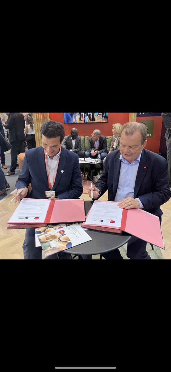 LOuanezar's tweet photo. #CongrèsHLM, heureux de renouveler notre convention de partenariat @EMMAUSolidarite avec @NexityNonProfit, pour développer davantage de Pensions de famille. L’hébergement d’urgence n’est pas une finalité, il faut favoriser l’accès au logement des ménages, les besoins sont là. https://t.co/0h9mGwABye