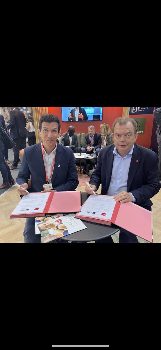 LOuanezar's tweet photo. #CongrèsHLM, heureux de renouveler notre convention de partenariat @EMMAUSolidarite avec @NexityNonProfit, pour développer davantage de Pensions de famille. L’hébergement d’urgence n’est pas une finalité, il faut favoriser l’accès au logement des ménages, les besoins sont là. https://t.co/0h9mGwABye