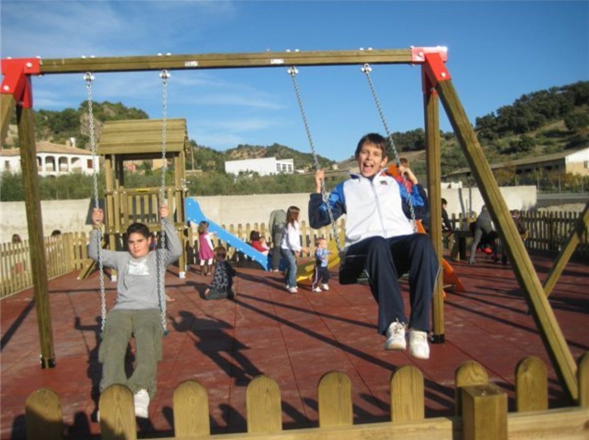 Ya son 11 años sin ti y no para de doler.
Te extraño mucho, y tenemos que hablar de muchas cosas compañero del alma.
De mucho en mucho vuelvo al polideportivo en el que hacíamos ruido y lo veo lleno de niños que aman nuestro deporte tanto como tú y eso hace la carga más liviana.