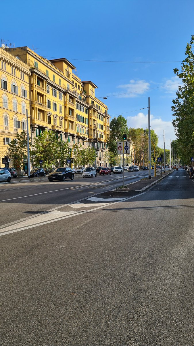 Lo dico così, solo per scrupolo, i motorini e i ciclomotori non possono circolare sulla corsia centrale di via Nomentana. NON POSSONO CIRCOLARE! Figuriamoci se posso stare sulla mezzeria. Vedere segnaletica
#SicurezzaStradale