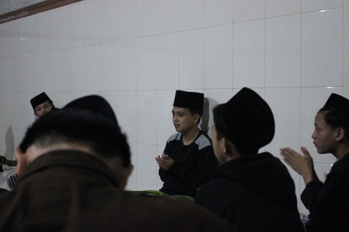 Moccacinorigin's tweet photo. “Jika kau belum mampu berdoa dengan khusyuk, maka tetaplah persembahkan doamu yang kering, munafik dan tanpa keyakinan itu. karena Tuhan dengan rahmat-Nya, akan tetap menerima mata uang palsumu.”

• Maulana Jalaluddin Rumi • https://t.co/uVRdgFS0Iy