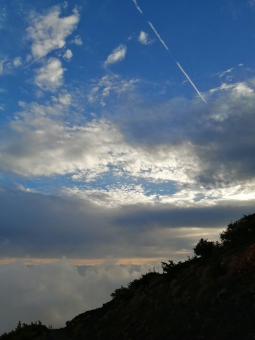 「雲 飛行機雲」のTwitter画像/イラスト(新着)｜2ページ目