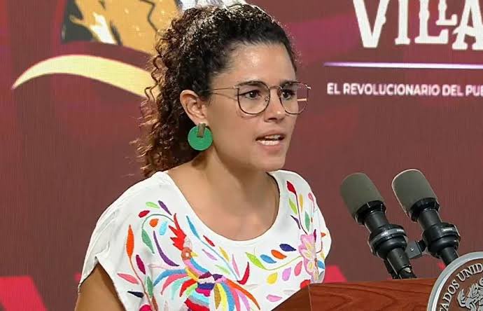 bereaguilarv's tweet photo. Qué tal que en su comparecencia en la Cámara de Diputados, la impresentable #LuisaAlcalde aseguró que vamos requetebién en seguridad y se le fue con toda su furia a los medios que exhiben la violencia en Méx y el fracaso de la estrategia de seguridad de abrazos sí, balazos no de su jefe. 

Y ya para rematar, #Alcalde defendió la permanencia del criminal #FranciscoGarduño en el #INM aún con la muerte de 40 migrantes en #Juárez. Dijo que el asesino irresponsable “es inocente hasta que se demuestre lo contrario”. Ah, bueno.