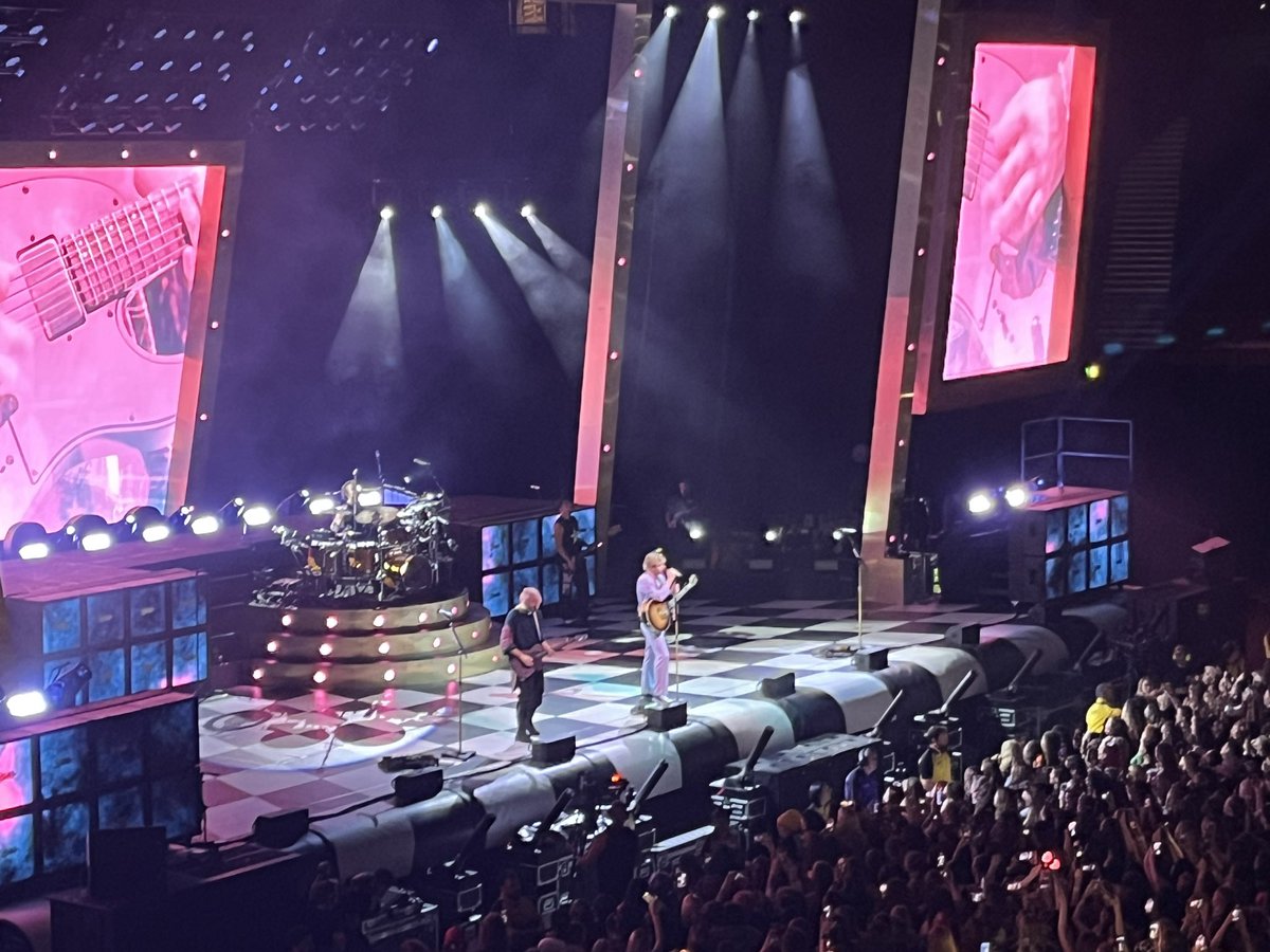 Chickagleek's tweet photo. #5sosmanchester https://t.co/pfSf9QpJRo