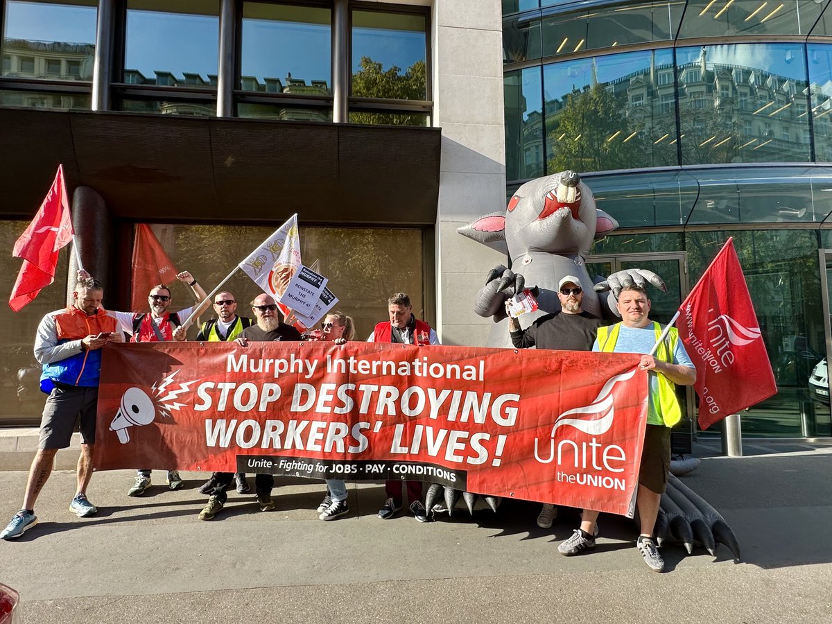 themurphy4_'s tweet photo. We returned to @Bouygues_C office in Paris - they state that companies wanting to do business with it must protect trade union rights, however their strategic business partner @jmurphyandsons are a company who’s behaviour is deplorable and is guilty of flagrant union busting. https://t.co/U2qJ8qOARY