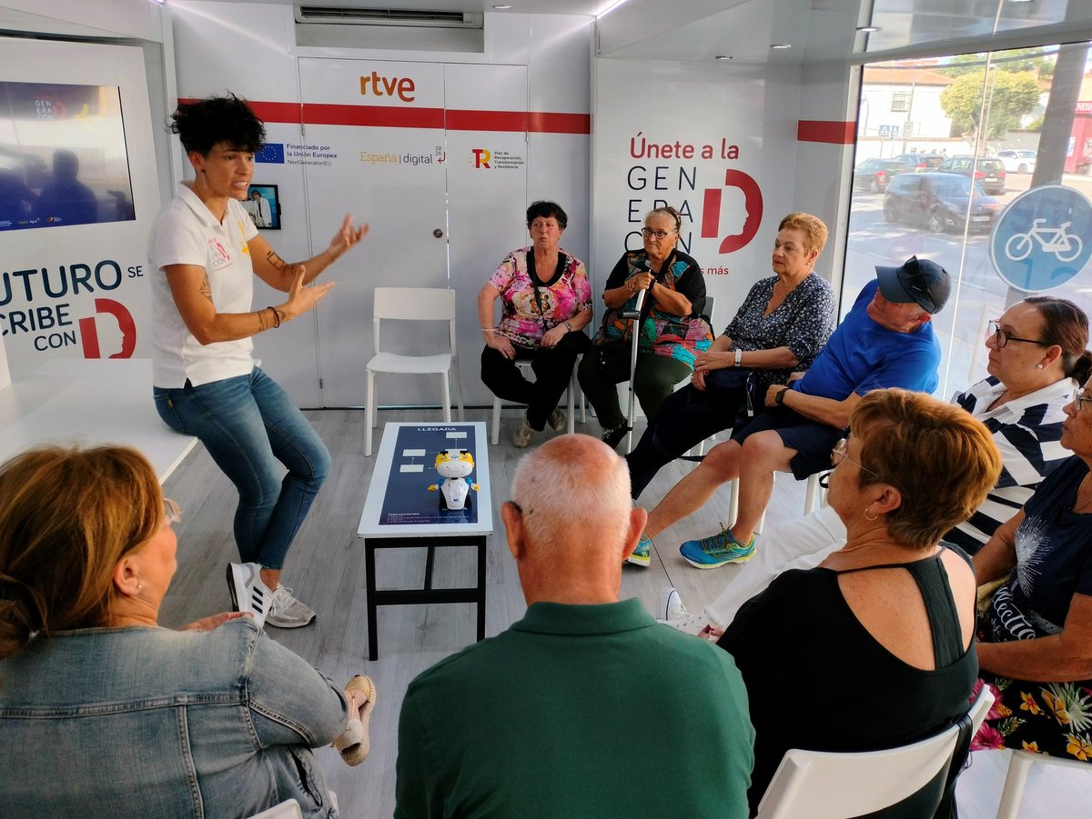Os recordamos que hasta el viernes está por Llanes el autobús de Generación D para ayudar a la ciudadanía con la brecha digital a través de actividades, juegos, talleres. 
📌Al lado de la muralla donde la playa del sablón.
#GeneraciónD #Llanes