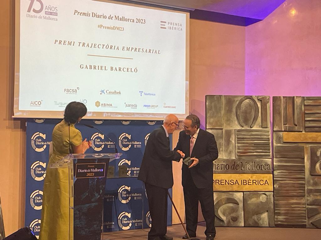 AjFelanitx's tweet image. 📸 Premis @diariomallorca. Guardonats Gabriel Barceló, cofundador i president d&apos;honor del Grup Barceló i Mariona Caldentey ( @mariona8co ) pel seu palmarès i empenta al futbol femení.
👏 L&apos;enhorabona a les persones guardonades i en especial a les felanitxeres. #orgullfelanitxer