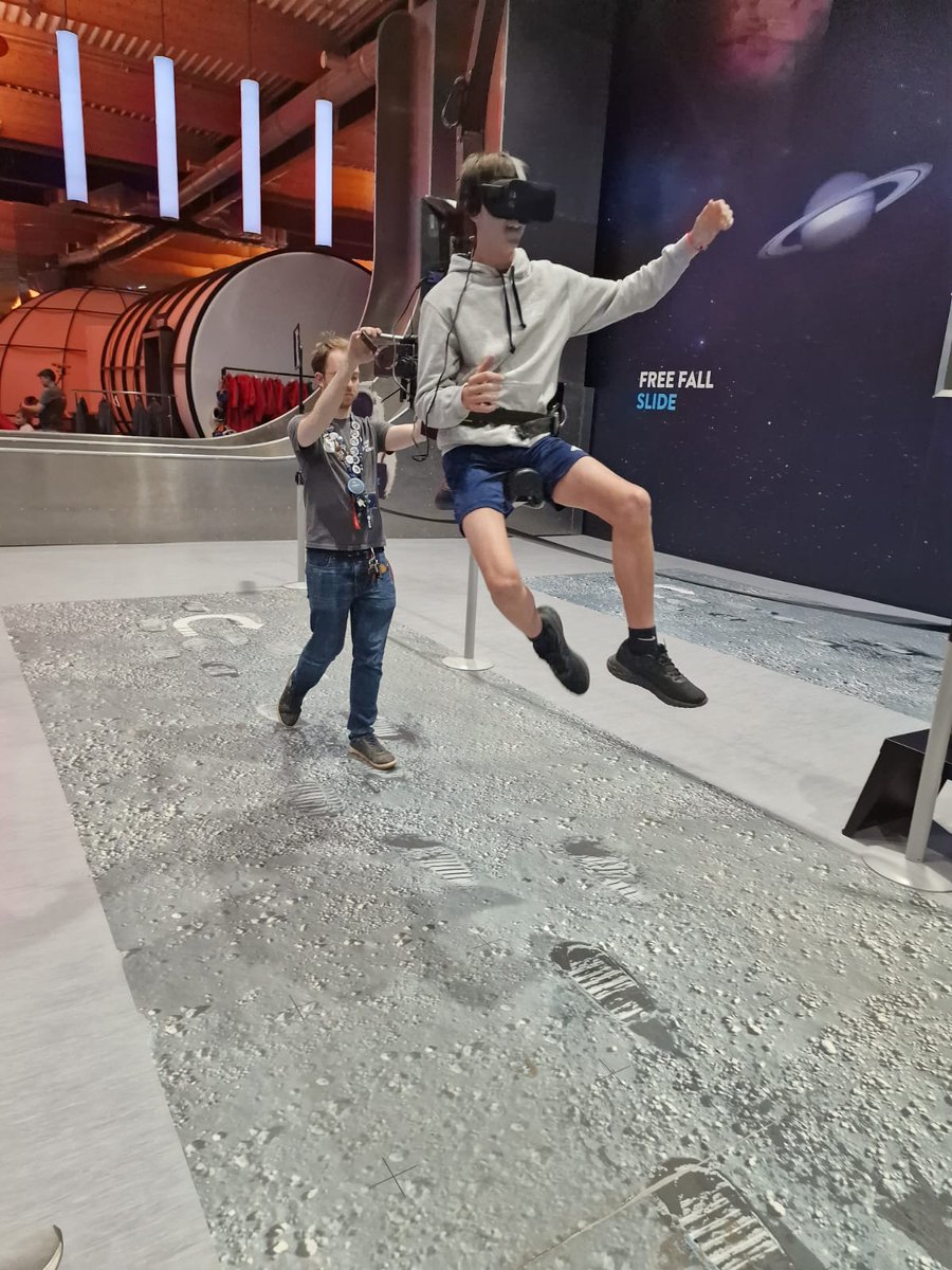 VisionsEduc's tweet photo. It is #worldspaceweek2023 How would you like to meet a NASA astronaut, experience weightlessness or construct a rocket under the supervision of the NASA Space U team?
Then EuroSpace Belgium and NASA's Space Center Houston awaits your next school trip. https://t.co/Vd4BgXGZ2o https://t.co/4vGYn4xDFo