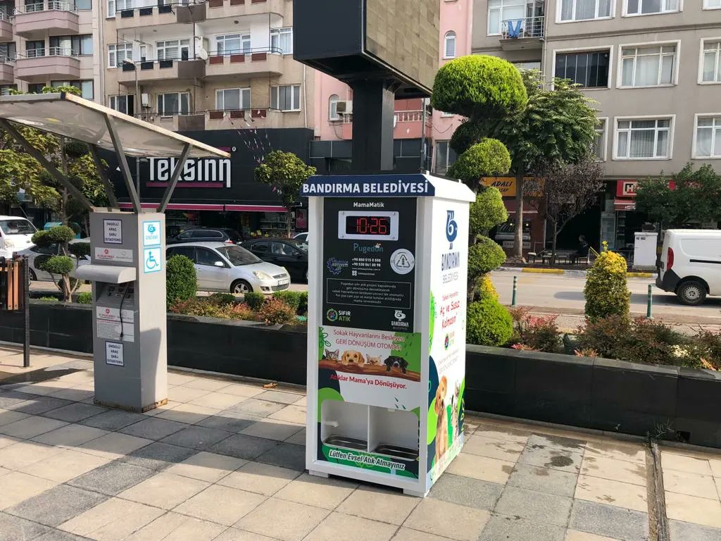 pugedontr's tweet photo. Güneş enerjisi ile çalışan hayvan dostu otomatlarımız Bandırma'da. Bandırma Belediye Başkanlığı'na göstermiş oldukları hassasiyet için teşekkür ederiz. Minik dostlarımız makinelere hemen alı��tı.☺️

@timtasauomat @bandirmabld @bandirmauni @csbgovtr @sifiratikgovtr 

#pugedon #MAMA https://t.co/3DxIk9wfIC
