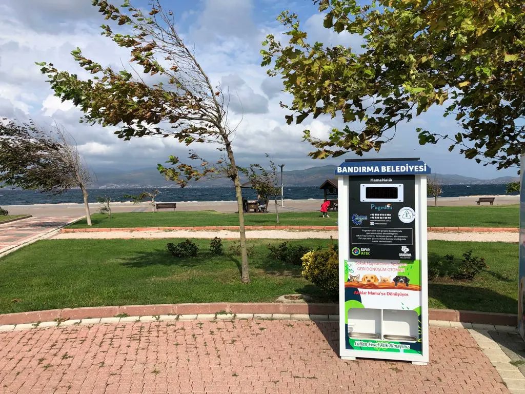 pugedontr's tweet photo. Güneş enerjisi ile çalışan hayvan dostu otomatlarımız Bandırma'da. Bandırma Belediye Başkanlığı'na göstermiş oldukları hassasiyet için teşekkür ederiz. Minik dostlarımız makinelere hemen alı��tı.☺️

@timtasauomat @bandirmabld @bandirmauni @csbgovtr @sifiratikgovtr 

#pugedon #MAMA https://t.co/3DxIk9wfIC