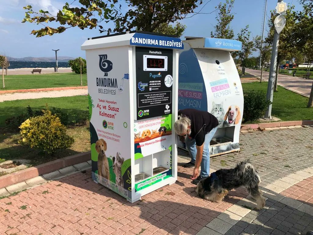 pugedontr's tweet photo. Güneş enerjisi ile çalışan hayvan dostu otomatlarımız Bandırma'da. Bandırma Belediye Başkanlığı'na göstermiş oldukları hassasiyet için teşekkür ederiz. Minik dostlarımız makinelere hemen alı��tı.☺️

@timtasauomat @bandirmabld @bandirmauni @csbgovtr @sifiratikgovtr 

#pugedon #MAMA https://t.co/3DxIk9wfIC