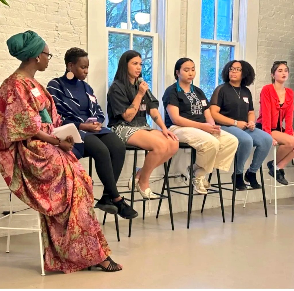 NabilaAguele's tweet photo. An unforgettable evening w/ @girlrising 🎈 #UNGA #ClimateWeekNYC

I moderated a discussion w/ five incredible #FutureRising Fellows - @JuAMartinezO @kiinewkwe @NakabuyeHildaF @charitieropati and Anjali Boyd 💫

Here's a glimpse into their inspiring journeys:

🔹️ Julieta Martínez Oyarzún 🇨🇱: Founder of girls' organization
Fundación Tremendas, now active in 18 countries

🔹️ Nakabuye Hilda Flavia 🇺🇬: Founder of Fridays For Future International's Uganda chapter

🔹️ Tia Kennedy 🇨🇦: Indigenous rights activist, youth leader, and founder of Kiinew Kwe

🔹️ Anjali D. Boyd 🇺🇸: Marine biologist, elected official, and education advocate

🔹️ Charitie Ropati 🇺🇸: Indigenous scientist and environmental activist from Alaska

#ClimateAction #girlrising  #EducationForAll #GirlsEmpowerment #goodtrouble #ClimateActivism #sdg5 #Girlchildeducation #risingtogether