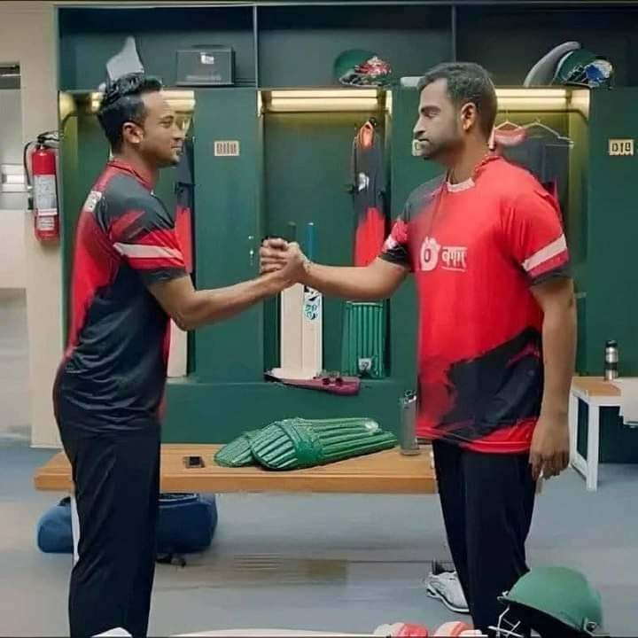 Tuccha_ami's tweet photo. টাকা ঢেলে সাকিব তামিমকে দিয়ে হ্যান্ডশেক করিয়ে মার্কেটিং করায় বাচ্চারা৷ ক্ষমতা থাকলে শেখ হাসিনা আর খালেদা জিয়াকে হ্যান্ডশেক করিয়ে দেখা :) https://t.co/PB8Utb51yu