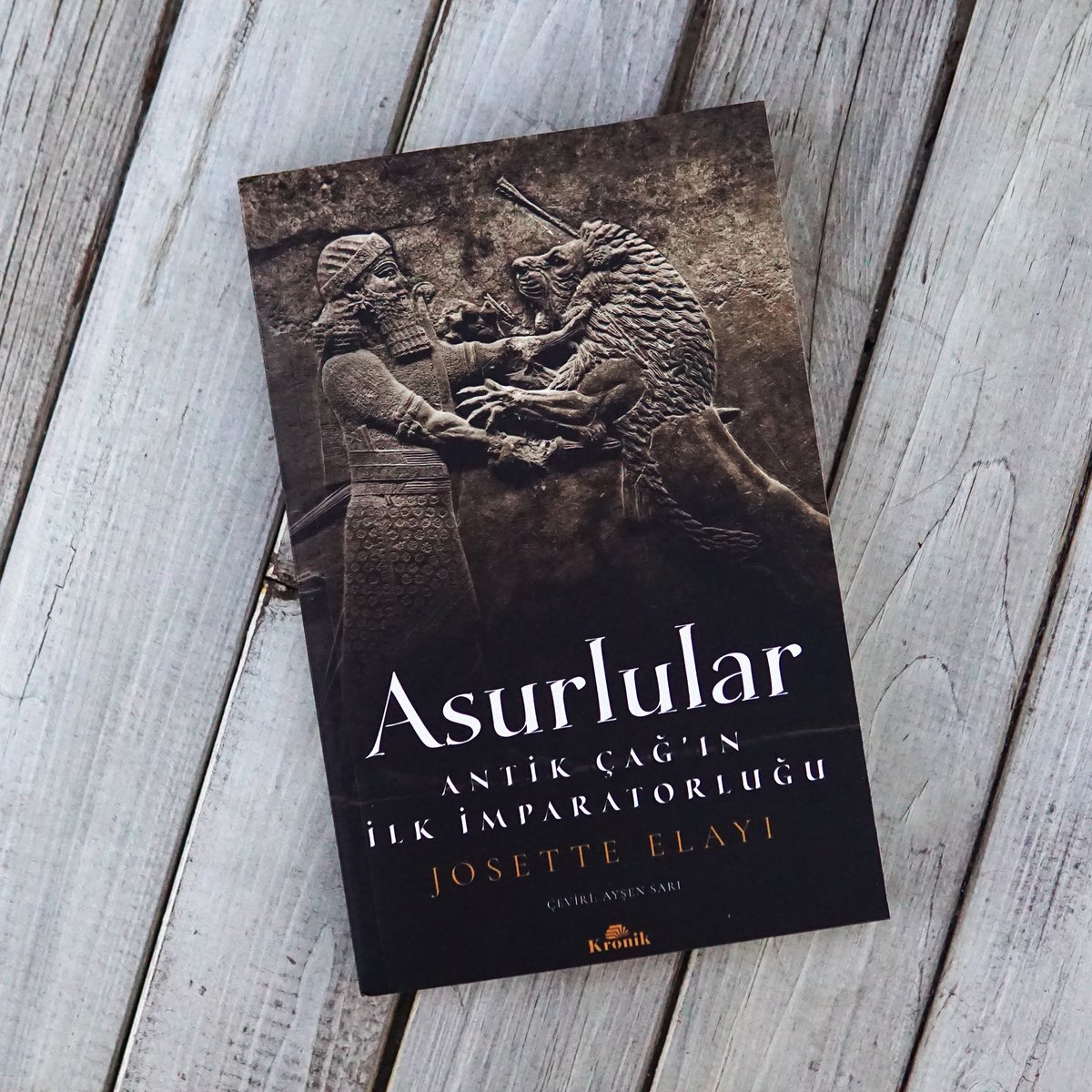 Asur İmparatorluğu gücünün zirvesindeyken toprakları Batı İran’dan Akdeniz’e, Anadolu’dan Suriye-Arap çöllerine değin uzanıyordu... "Asurlular",  Asur İmparatorluğu’nun hayranlık verici hikâyesini gözler önüne seriyor. kronikkitap.com/kitap/asurlular