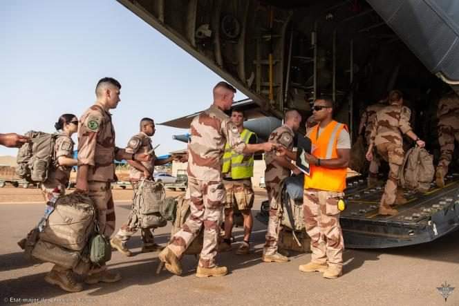 NIGER_CNSP's tweet photo. 𝐋𝐞 𝐫𝐞𝐭𝐫𝐚𝐢𝐭 𝐝𝐞𝐬 𝐟𝐨𝐫𝐜𝐞𝐬 𝐟𝐫𝐚𝐧𝐜̧𝐚𝐢𝐬𝐞𝐬 𝐯𝐚 𝐝𝐞́𝐛𝐮𝐭𝐞𝐫 𝐜𝐞𝐭𝐭𝐞 𝐬𝐞𝐦𝐚𝐢𝐧𝐞

Le Conseil National pour la Sauvegarde de la Patrie (CNSP) informe les Nigériens que le retrait des troupes militaires françaises de notre pays va débuter cette semaine. https://t.co/vBx2V8Y39h