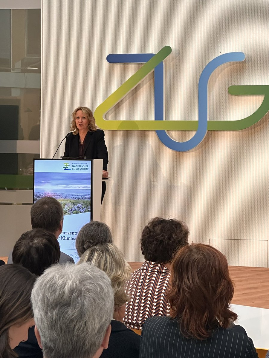 Echtzeit: Bundesumweltministerin @SteffiLemke eröffnet Kompetenzzentrum Natürlicher Klimaschutz in Berlin. Für natürlichen Klimaschutz Deutschland. Wasser in der Landschaft halten, nur ein Thema, dass auch die  <a href="/succow_stiftung/">Michael Succow Stiftung</a> verfolgt. #wiegehtnatur ist mit der Kamera dabei.