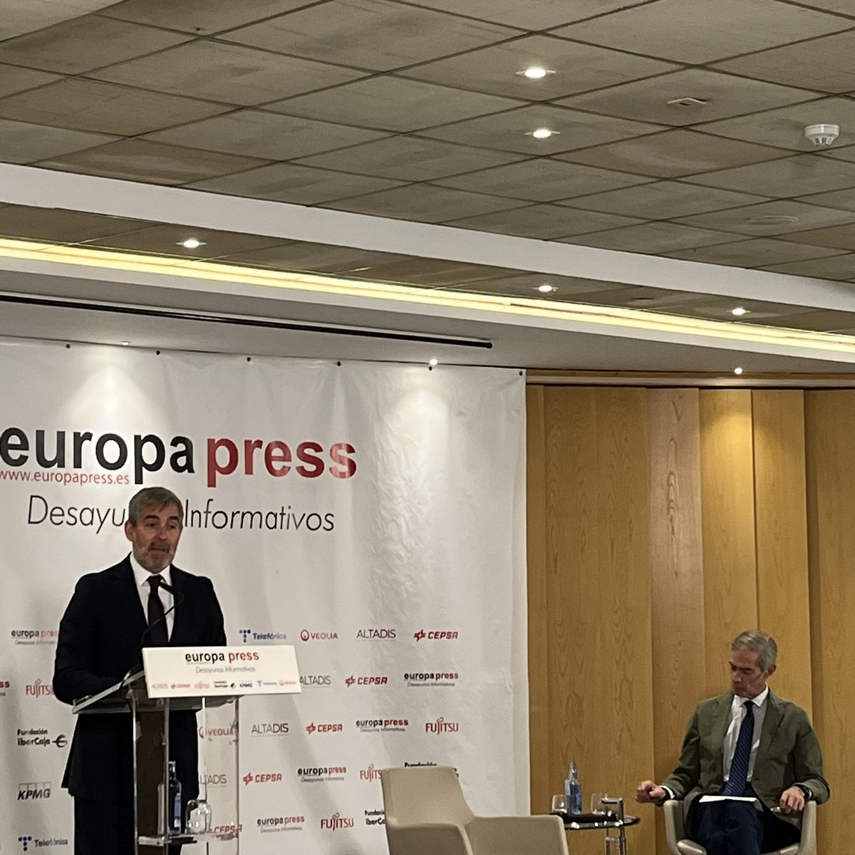 joseguerracab's tweet photo. #EPDesayunoFernandoClavijo
“En momentos de inestabilidad global, Canarias supone un entorno seguro, uno de los entornos fiscales más amables de Europa, sólidos ecosistema tecnológico y conectividad y acompañamiento de todas las administraciones para los proyectos de empresa https://t.co/RPsdVr3xZt